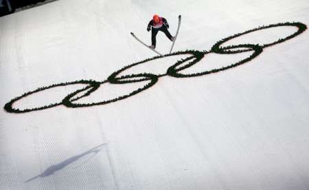 Jakub Janda při prvním kole závodů na středním můstku. | Foto: Reuters