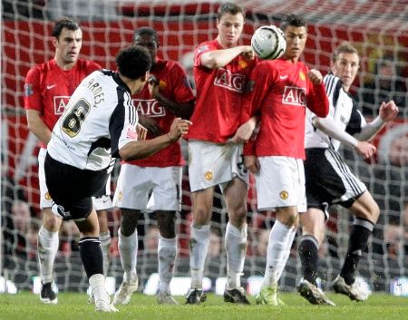 Giles Barnes dává druhý gól v semifinále CArling Cupu na Old Trafford. | Foto: Václav Rojík