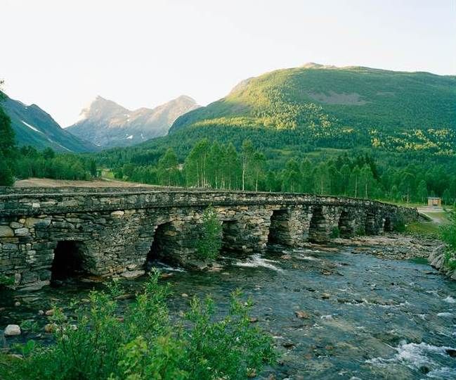 Most u Hornindal, cca 1800.   Fotografie mostu u Hornindal je součástí jedné větší zakázky pro knihu o kamenných staveních. Je vyfocen s Mamiya 7 na barevný negativ, proto ty měkké tóny. | Foto: GJF