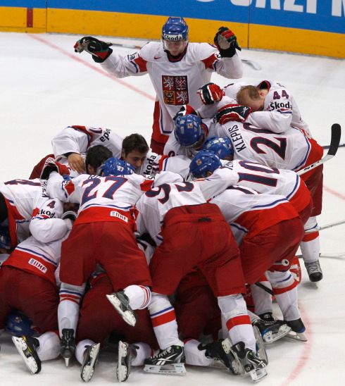 Čeští hokejisté jásají po nesmírně dramatickém a šťastném semifinále, v němž porazili Švédsko 3:2 po samostatných nájezdech. | Foto: Reuters