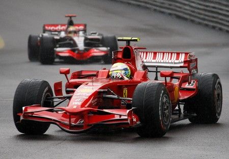 Felipe Massa s Ferrari ve vedení, za ním Lewis Hamilton s McLarenem. | Foto: Reuters