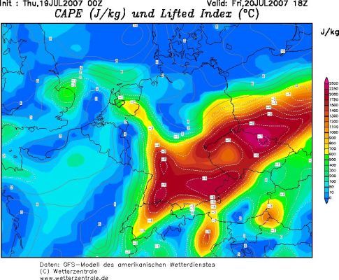 Příklad výstupu amerického předpovědního modelu. Ukazuje předpokládané množství energie v atmosféře, které je důležité pro vznik bouřek. | Foto: ČHMÚ