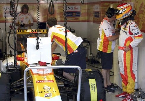 Fernando Alonso čeká, až bude moci vyjet na trať | Foto: Sport