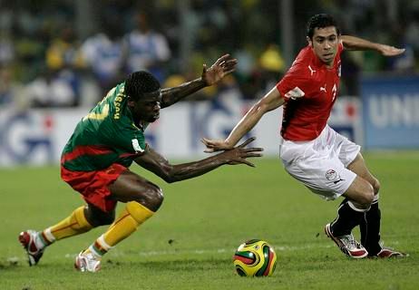 Mohamadou Idrissou z Kamerunu (vlevo) a Ahmed Fathi z Egypta v souboji o míč | Foto: Reuters