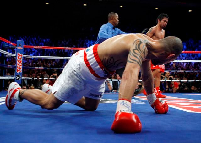 Ovšem proti Pacquiaovi neměl šanci. | Foto: Reuters