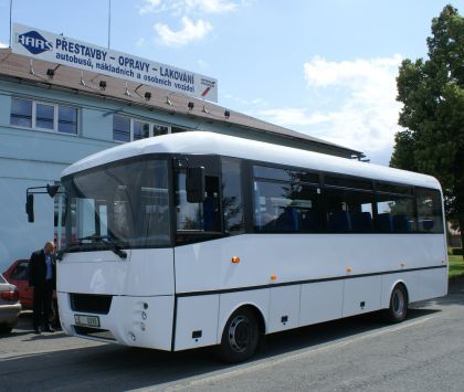 Indický plán proti krizi. Firmu roku 2007 kupuje za 36 milionů dolarů firma Ashok Leyland, po automobilce Tata druhá největší v Indii. Ani se silným majitelem se ale Avii nevyhnuly potíže spojené s hospodářskou krizí a firmě klesl odbyt. Podle Hospodářských novin začne do dvou let vyrábět také těžkotonážní vozy do 50 tun nosnosti. Na snímku je nový midibus Alma., který na podvozku od Avie vyrábí  Kars. | Foto: Aktuálně.cz