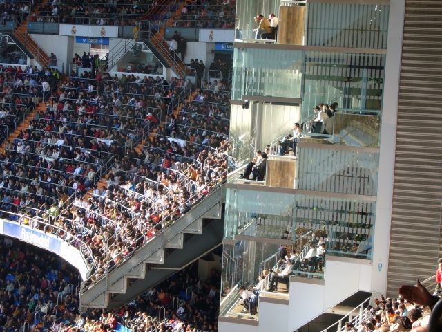 Také na stadionu Santiago Bernabeu mají své sky-boxy. Hosteska tam roznáší kávu a další občerstvení | Foto: Pavel Baroch, Aktuálně.cz