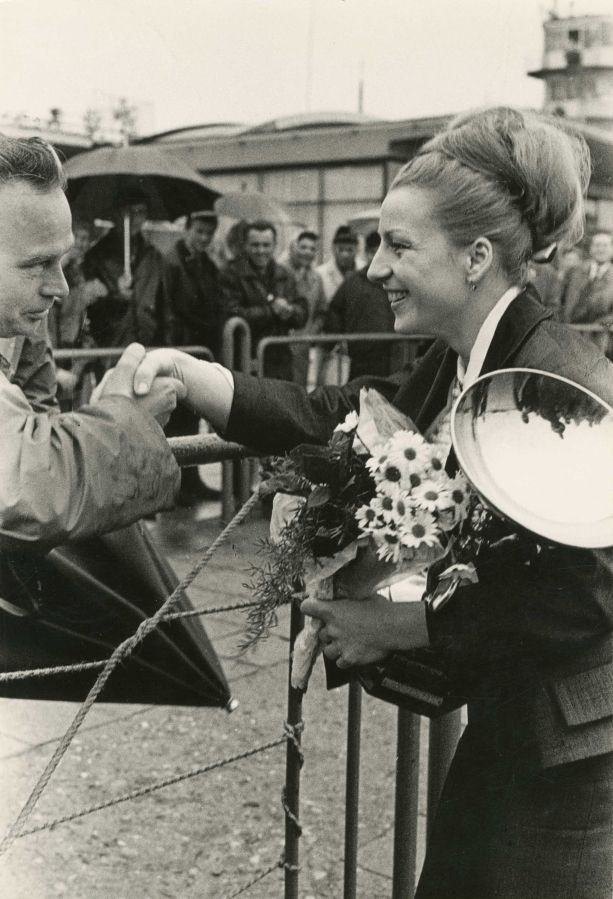 Dagmar Hochová. Gymnastka Věra Čáslavská, návrat z mistrovství Evropy v
Amsterodamu, 1967. | Foto: GHMP