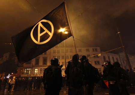 Demonstranti tradičně vybaveni vlajkami... | Foto: Reuters