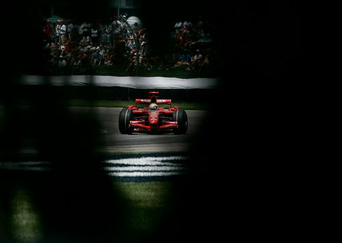 Felipe Massa s Ferrari na trati kvalifikace na Velkou cenu USA. | Foto: Reuters