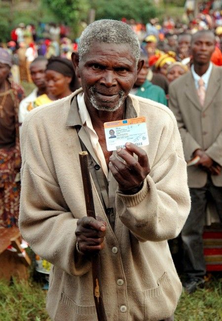 Volební průkaz ukazuje Buhendwa Cibugiri, osmaosmdesátiletý volič z vesnice Chombo, ležící nedaleko města Bukavu na východě Konga. | Foto: Reuters