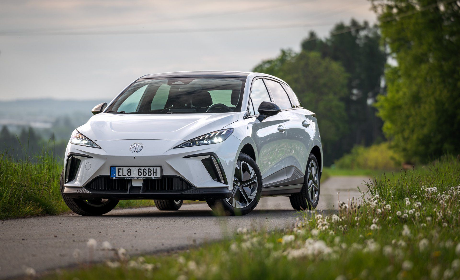 Rodinný elektromobil za cenu městské krabičky. MG4 zlevnilo na nevídanou částku