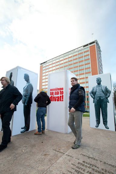 Konstrukce se "sochami" na plátnech postavili organizátoři happeningu obráceně. Baťové tam najednou stáli ke krajskému sídlu zády. A k tomu nápis: "Nemůžeme se na to dívat." | Foto: kr-gottwaldovsky.cz