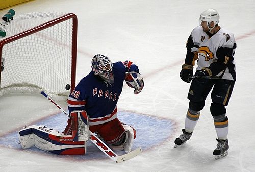 Gólman týmu New York Rangers Henrik Lundqvist inkasuje gól od hráčů Buffala, vpravo situaci sleduje soupeřův bek Henrik Tallinder. | Foto: Reuters