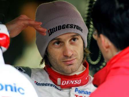 Italský pilot Jarno Trulli hovoří s mechaniky Toyoty. | Foto: Reuters