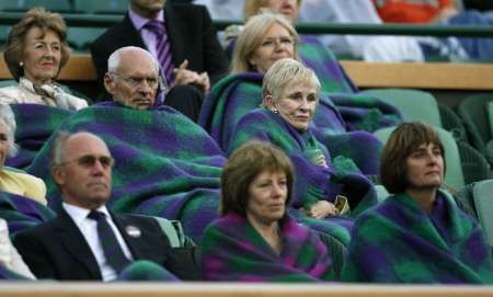 Ve Wimbledonu je opravdu zima. Fanoušci se balí do dek. | Foto: Reuters