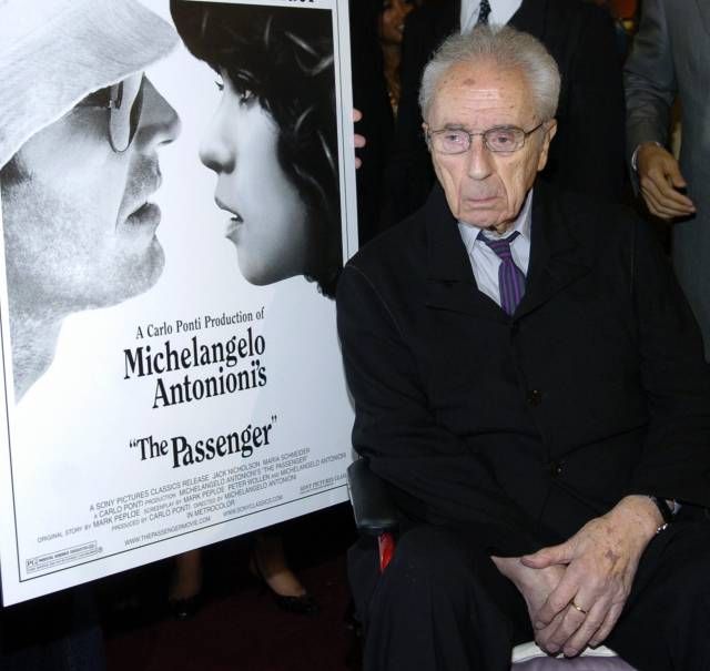 Michelangelo Antonioni na archivním snímku u plakátu svého filmu | Foto: Reuters