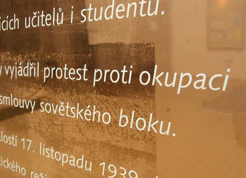 Celá věta tohoto nápisu uvnitř budovy FF UK v Celetné zní: "Student fakulty Jan Palach se upálil, aby vyjádřil protest proti okupaci Československa vojsky tzv. Varšavské smlouvy sovětského bloku." | Foto: Ondřej Besperát, Aktuálně.cz