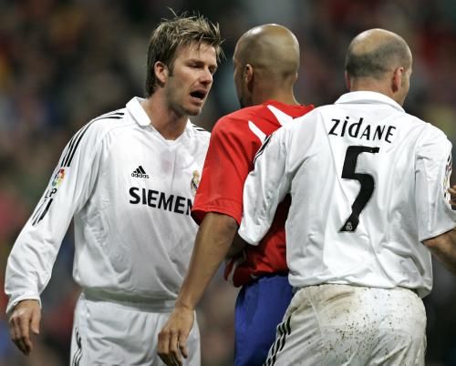 David Beckham (vlevo) z Realu Madrid v konfliktu s hráčem Atletika Peterem Luccinem. Vpravo je Zinedine Zidane. | Foto: ČTK/AP