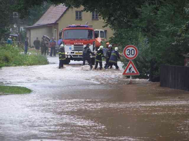 Rozvodněný potok ve Vižňově na Broumovsku. | Foto: SDH Broumov