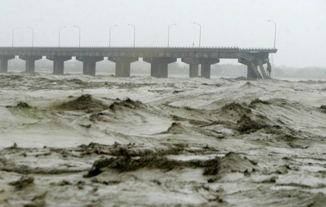 Poškozený most v oblasti Kao-siung, 9. srpna. | Foto: Reuters