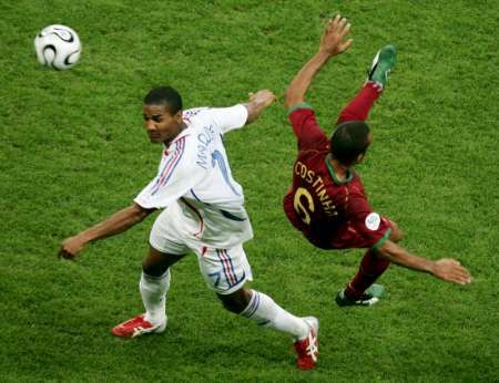 Francouz Florent Malouda (v bílém) v ostém souboji o míč s Costinhou z Portugalska. | Foto: Reuters