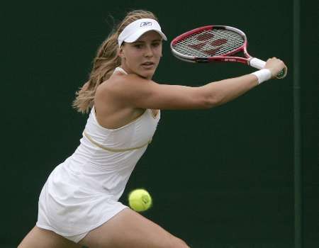 Nicole Vaidišová vrací úder Victorii Azarenkové ve třetím kole Wimbledonu. | Foto: Reuters