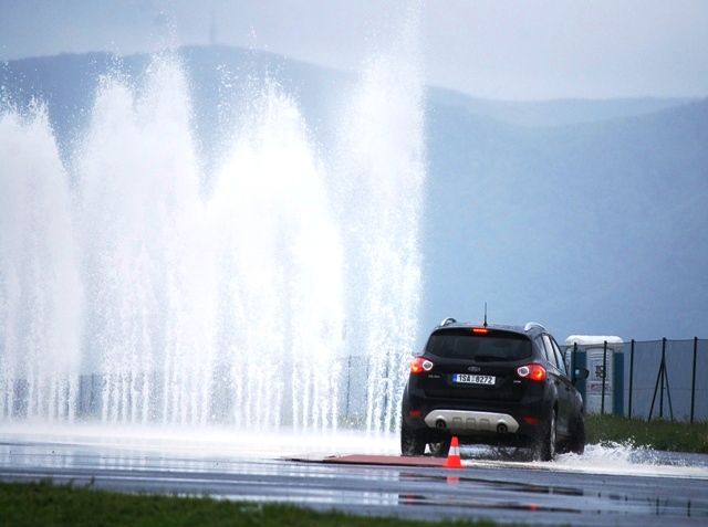 Ani vozidla s pohonem 4x4 nezvládnou vše. I ty se zde dostávají do smyku. | Foto: Radek Pecák