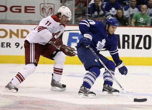 Český hokejista Phoenixu Martin Hanzal (vlevo) se pokouší obrat o puk Alexe Steena z Toronta. | Foto: Reuters