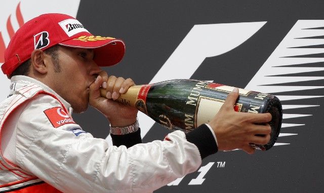 Lewis Hamilton slaví vítězství ve Velké ceně Německa. | Foto: Reuters