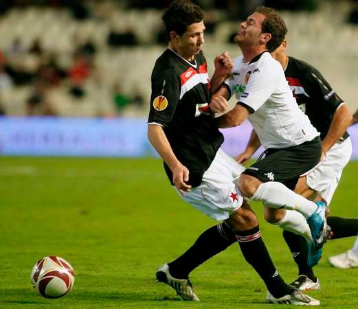 Juan Mata (Valencie) a Marek Suchý (Slavia) v souboji v utkání Evropské ligy. | Foto: Reuters