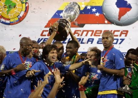 Radost brazilských fotbalistů po vítězném finále Copa América s Argentinou. | Foto: Reuters