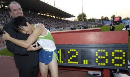 Liu Xiang slaví s manažerem Jacky Delapierrem světový rekord na 110m překážek na mítinku IAAF Super Grand Prix v Lausanne. | Foto: Reuters