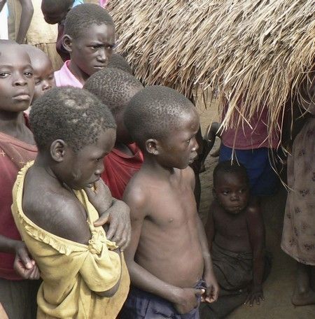 Děti z tábora Lira v Ugandě patří k tzv. vnitřně vysídleným osobám. Oni a jejich rodiny se staly uprchlíky vrámci své vlastní země. | Foto: Reuters