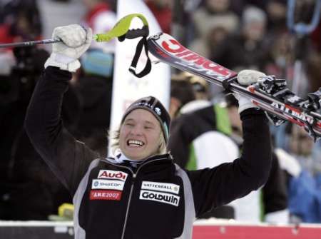 Švédský lyžař Jens Byggmark se raduje z druhého vítězství ve slalomu SP v rakouském Kitzbühelu. | Foto: Reuters