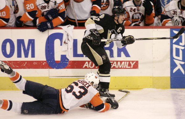 Sidney Crosby z Pittsburghu uniká Josefu Vašíčkovi z NY Islanders. Pittsburgh stejně jako Florida vydřel těsné vítězství po čtyřech prohrách v řadě. | Foto: Reuters