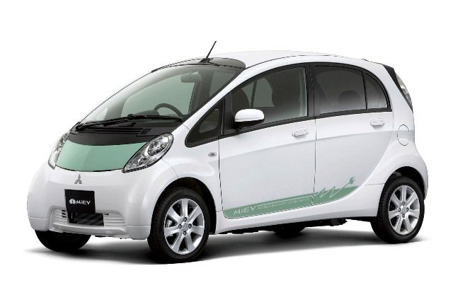 Takto vypadá MiEV zvenčí. Je stejný jako Peugeot, jen tvar předního nárazníku je pozměněný | Foto: Mitsubshi