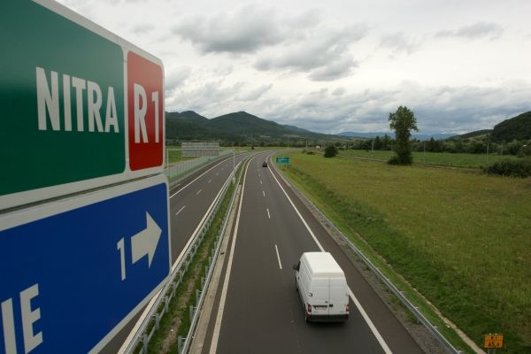 Takto vypadá hotová rychlostní silnice R1 u města Žarnovica. Vine se podél Hronu mezi pohořím Tríbeč a Štiavnickými vrchy. Začíná u Zvolenu a přes Žiar nad Hronom se stáčí na Nitru. Zhruba v polovině této vzdálenosti ale u obce Teklovské Nemce končí a mění se v obyčejnou dvouproudovku číslo 65. Na pár kilometrech stoupání R1 pětašedesátku rozšíří a pak z ní zase uskočí - už po vlastním povrchu - na Nitru. A právě o to se má postarat PPP - projekt, kdy soukromé subjekty dálnici zaplatí a postaví a stát ji potom splácí. | Foto: Karel Toman