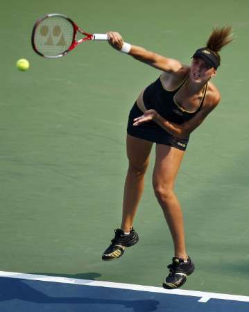 Česká tenistka Nicole Vaidišova servíruje proti Flavii Pennettaové ve třetím kole US Open. | Foto: Reuters