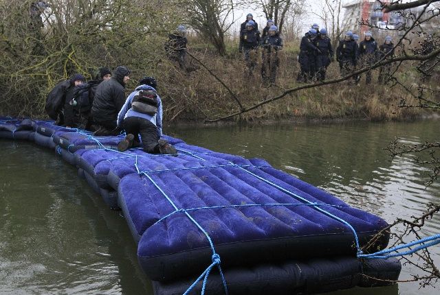 Aktivisté se snažili dostat k centru všemi možnými způsoby. | Foto: Reuters