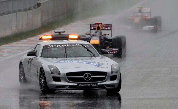 Nejprve se odjela tři kola, poté byl závod na dlouho znovu přerušen. Pokračovalo se až za několik desítek minut, přitom safety car opustil trať až po 17. kole. | Foto: Reuters