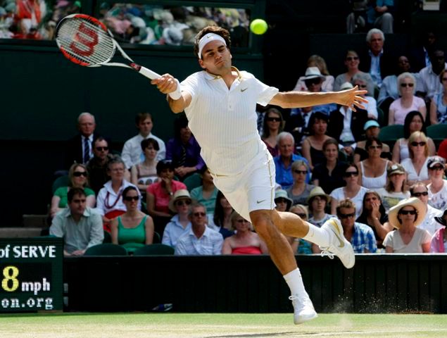 Roger Federer returnuje jeden z drtviých servisů Chorvata Karloviče. | Foto: Reuters