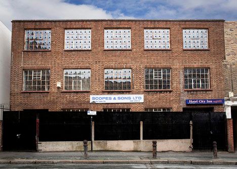 První velkou realizací Alexe Chinnecka byla továrna v Hackney v Londýně. Stará okna vyplnil 1248 falešnými kusy skla. | Foto: Alex Chinneck