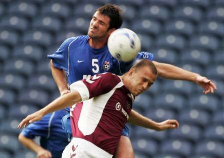 Roman Bednář z Heart of Midlothian v hlavičkovém souboji s hráčem týmu Široki Brijeg Ivicou Landekou. | Foto: Reuters