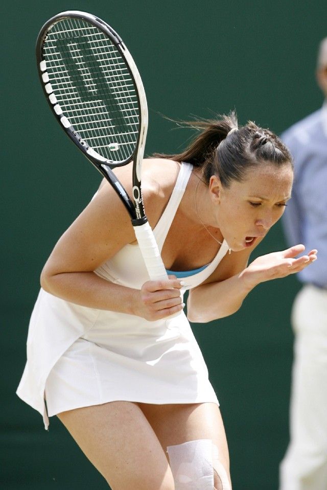 Srbská tenistka Jelena Jankovičová se rozčiluje během nevydařeného zápasu proti Thajce Tamarine Tanasugarnové. | Foto: Reuters