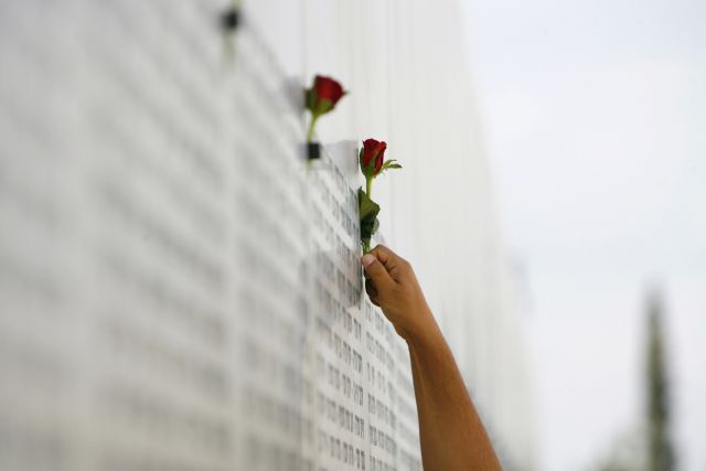 Muž dává růži na památník padlým izraelským vojákům nedaleko Jeruzaléma. | Foto: Reuters