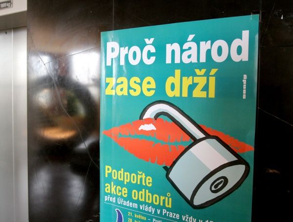 PRAHA: Odbory propagaci stávky nepodcenily. Plakát odborové kampaně v ústředí ČMKOS. | Foto: Ondřej Besperát