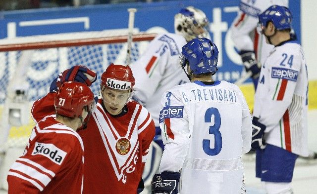 Rusové v historických dresech, ve kterých v roce 1956 poprvé vyhráli olympijské hry v Cortině d'Ampezzo. Oproti původním zprávám nakonec nepohrdli ani nápisem SSSR. | Foto: Reuters