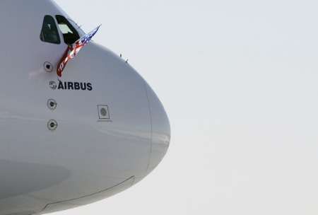 Piloti při přistání Airbusu A380 na JFK vytáhli americkou vlajku. | Foto: Reuters