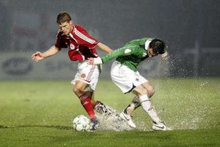 Severní Irsko stále bojuje o postup. A ukázalo to i v deštivém počasí proti Dánsku | Foto: Reuters